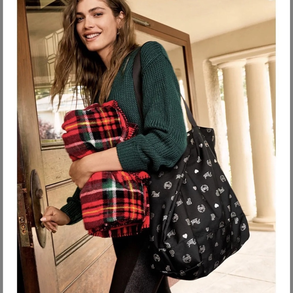VICTORIA'S SECRET Tote & Cozy Blanket